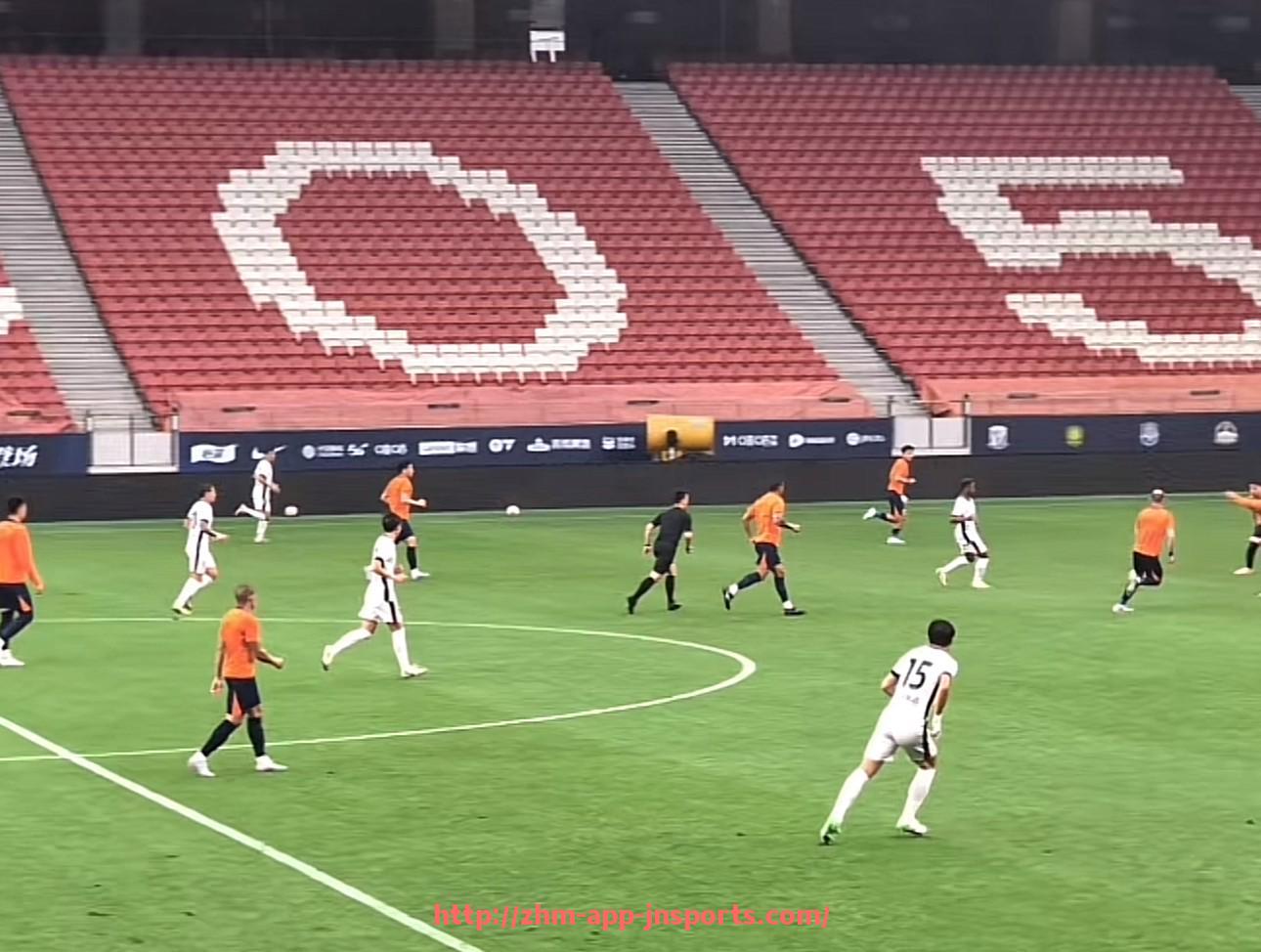 江南体育APP下载-英超球员转变场上位置的成功案例分析